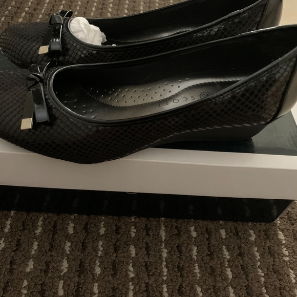 Karen Scott Black Wedge Shoes - Picture 2 of 4